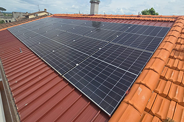 Impianto fotovoltaico installato su tetto privato